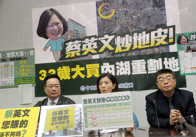 （左起）蔡正元、王育敏、邱毅10日舉行記者會，針對蔡英文進行錯誤百出的烏龍爆料。(資料照片/中央社)