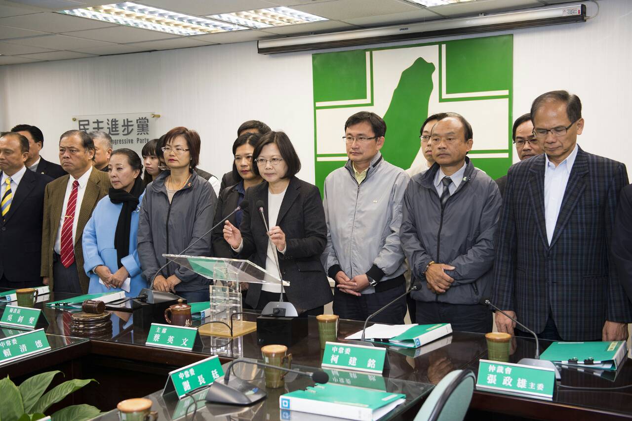 蔡英文率率中執委，為復興航空罹難者祈福。（朱蒲青攝）