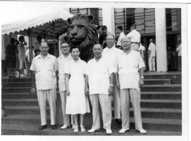 省議會時代的「五龍一鳳」，左一為李萬居。（作者李南雄、徐暄景提供）