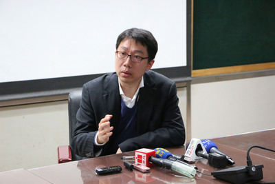 三創生活董事長郭守正下午拜訪北市府財政局，會後雙方達成共識，三創園區即日復工，同時也將研究是否可以進行全民釋股的可能。（中央社）