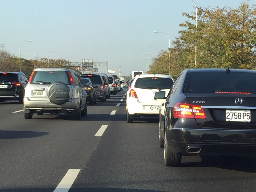 年初三高速公路就已經出現「紅通通」的塞車狀況。圖／劉明堂攝