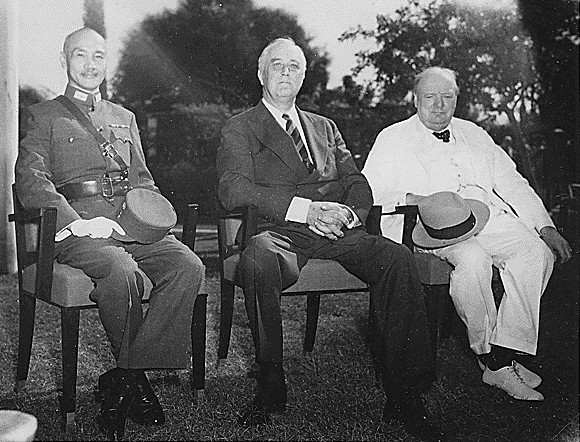 既然要中國牽制日本,羅斯福總統在『開羅宣言』(Cairo Declaration, 1943)同意將台灣歸還中國,當時並沒有想到台灣人的意願。圖為開羅會議期間蔣中正、羅斯福和邱吉爾合照,於1943年11月25日。圖/取自維基百科(公有領域)