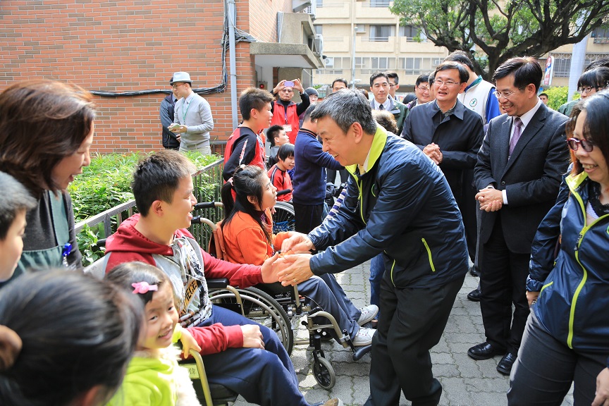 春節天寒，副總統當選人陳建仁在市府官員丶民代陪同下，至已有63年歷史的「台中育嬰院」以及新設的撒瑪黎雅婦女安心之家慰訪，允諾以後更周全照顧。（中市新聞局提供）