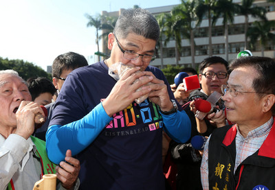 在不到一個月就是選舉日的情況，連勝文的民調持續以二位數字落後於主要對手柯P之後。（中央社資料照片）