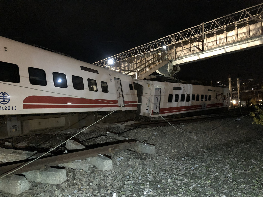 台鐵普悠瑪列車21日下午行經宜蘭新馬車站時出軌翻覆，行政院今（24）日表示，目前調查小組仍在調閱資料進行分析中，還沒有認定或推測這次事故是人為疏失。圖／台鐵提供