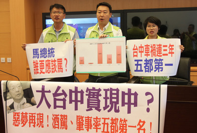 民進黨二選區立委初選，由台中市議員陳世凱（中）勝出。（資料照片）（中央社）