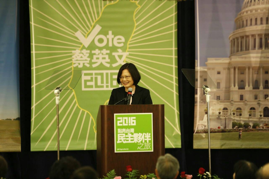 蔡英文出席華府台僑晚宴,現場擠進近千名熱情鄉親歡迎。(民進黨提供)