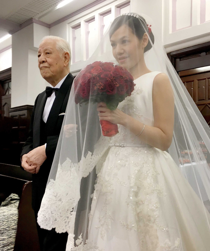 前總統李登輝孫女李坤儀今(15)天與交往7年的趙贊凱大喜完婚，下午在濟南教會舉行婚禮。圖為李登輝挽著李坤儀進場。（記者蔡育豪／攝影）