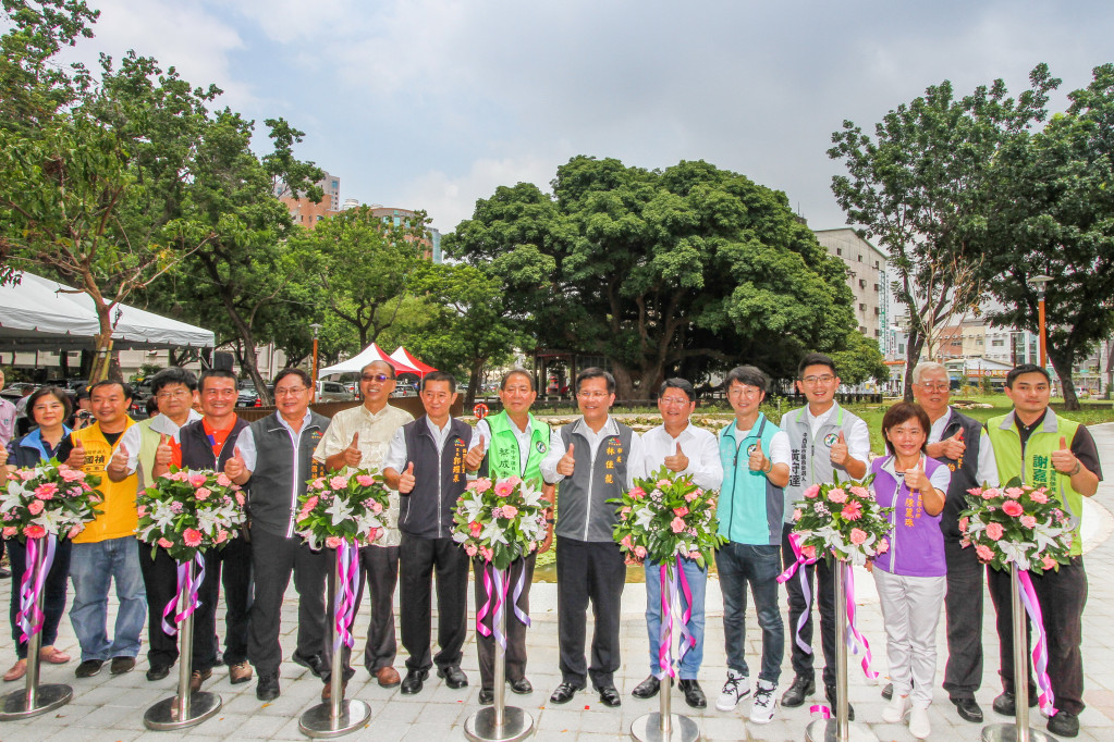 台中市政府發動「搶救茄苳樹王三部曲」，協調建商換地、拆除影響老樹生長的婦幼活動中心，並規劃「茄苳樹王文化生態公園」，今(7)日啟用。圖／台中市新聞局