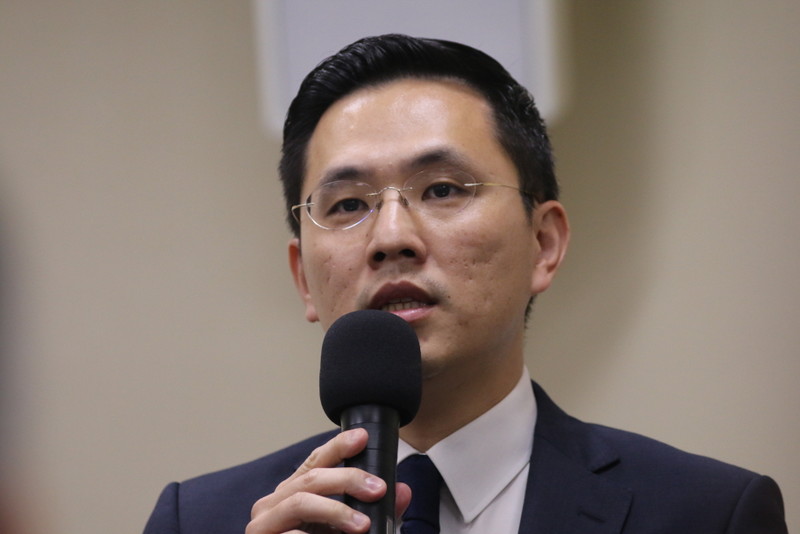 國民黨發言人陳以信對正副議長選舉結果表示欣慰，並批評民進黨對「亮票」、「黨紀」雙重標準。（記者何豪毅攝）