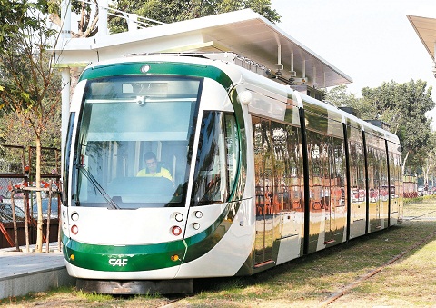 高雄輕軌為平面化,有和汽機車路口交叉管理問題。台中市「取經」之後,研議高架、平面和地下化併採,增加交通順暢。(圖片摘自網路)