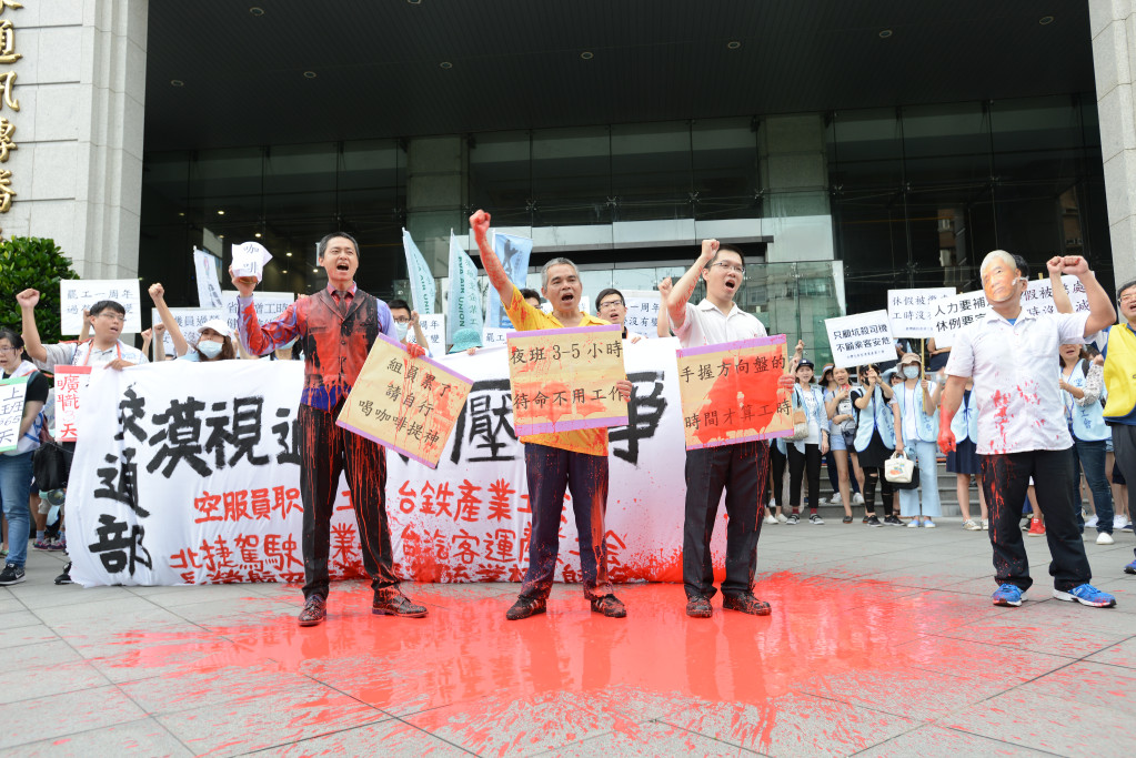 包括空服員、台鐵、高鐵、客運、北捷、物流等運輸產業工會約上百人集結在交通部前，抗議政府漠視過勞。圖／郭文宏