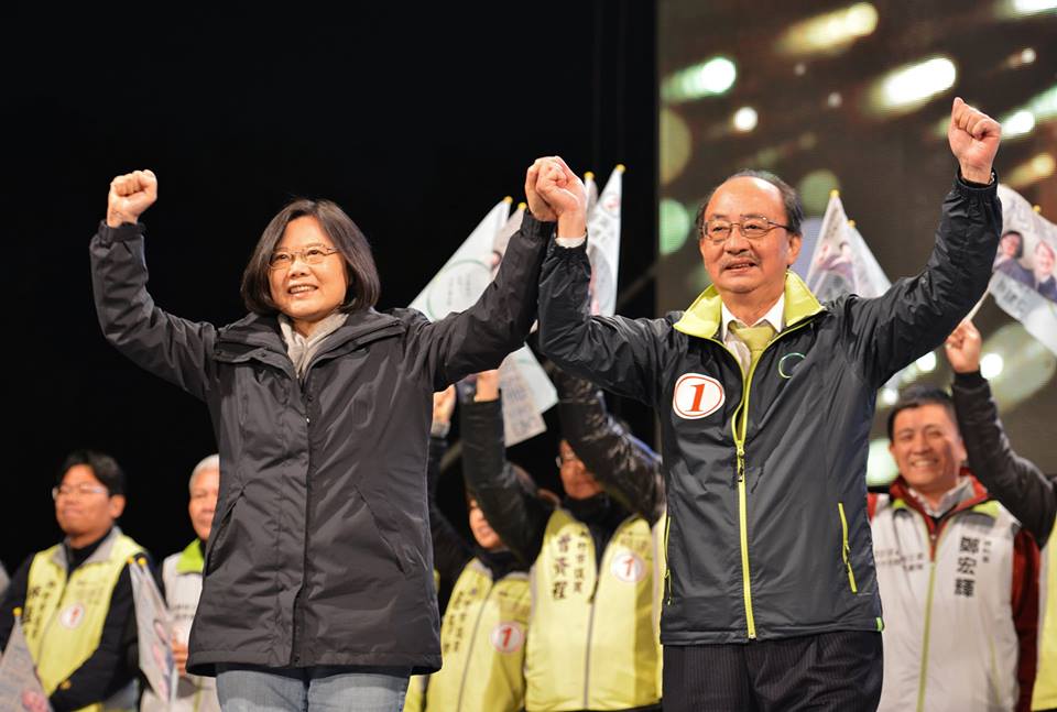 民進黨團立院總召柯建銘16日晚間表示，為了政局安定起見，馬英九應循憲政慣例，退回毛治國辭呈，由毛治國續任看守內閣閣揆。。（郭文宏 攝）