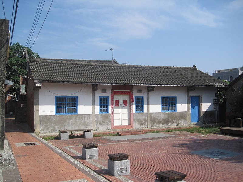 李萬居紀念館已於2003年在其雲林故居正式落成，紀念館精神以突顯1950至1960年代，台灣人精英對抗國民黨統治的歷史進程以及李萬居個人的歷史角色為主。圖／取自維基百科