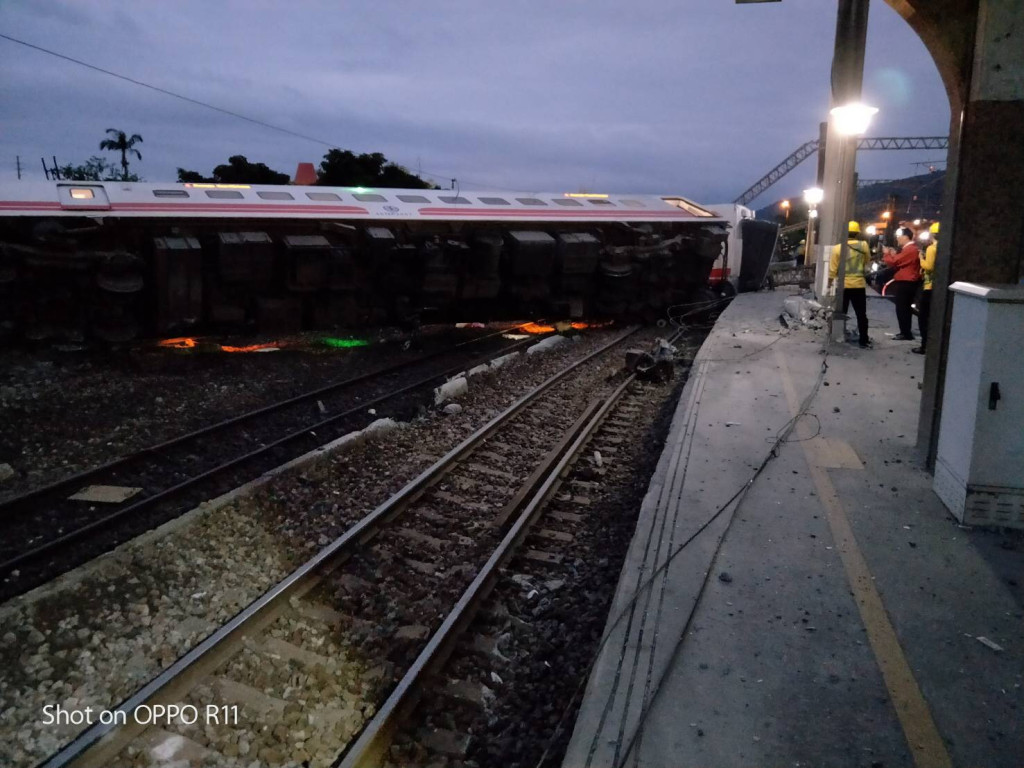 一位台鐵列車長無法忍受台鐵高層對於問題的閃躲以及卸責行為，昨（28）日晚間於臉書社團「爆料公社」發表貼文，揭露台鐵長年來的多項缺失。圖／鐵路警察局提供（資料照片）