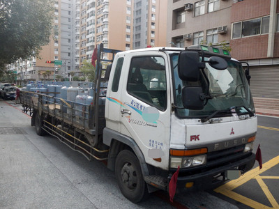 大型車因視線死角引發車禍事件頻傳，民進黨立委姚文智28日表示，修法推動大型車輛強制安全規範已刻不容緩，要求所有大型車輛強制加裝感測器。（照片與本新聞無關）圖／中央社（資料照）