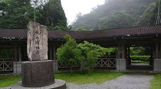 進入福山植物園之前須經過申請，從管制站到門口還要約8公里。