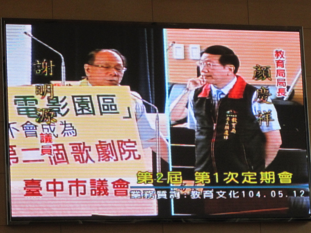 台中市議員謝明源針對教育局主辦營養午餐事宜指出質詢與建言。（記者汪明毅攝）