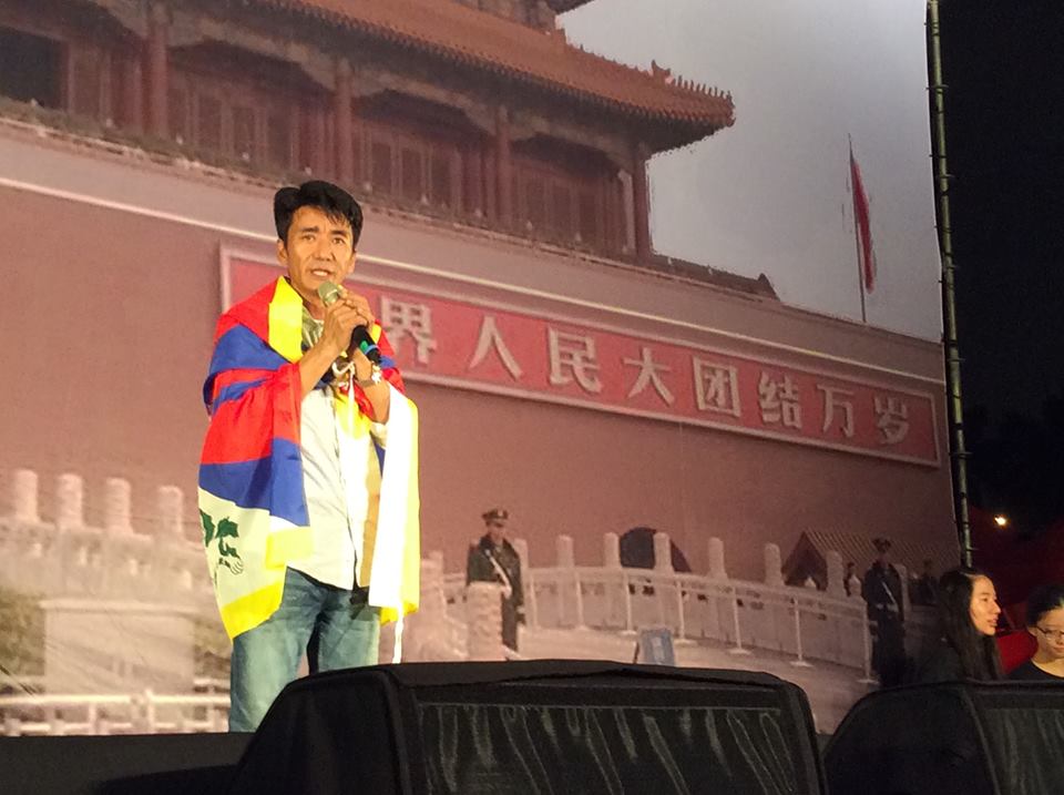 今天是「六四天安門事件」26周年，民團舉辦「重返天安門、撐傘悼六四」紀念晚會，近千人到場參加，在台藏人福利協會會長札西慈仁有感而發，中國在六四殺人，就和殺藏人一樣，民運人士就和流亡藏人一樣，無法回家。（張龍僑攝20150604）