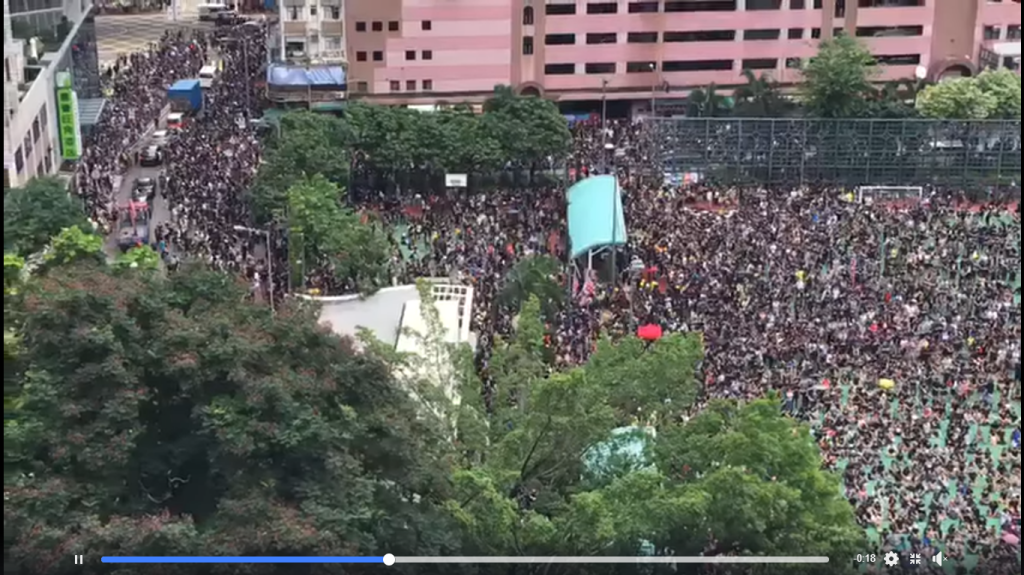 香港民眾發起「旺角再遊行」，集會在下午2時30分剛開始已有數千人參加。圖／截圖自「Stand News 立場新聞」臉書直播影片