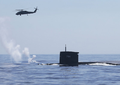 國防部現階段採外購與國造並行，以籌獲我海軍新式潛艦。圖為我軍海虎號在漢光30號演習中實施海上實兵操演。（資料照片，中央社）