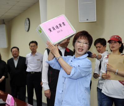 國民黨籍立法院副院長洪秀柱(前)20日到中央黨部為黨內總統初選領表,正式角逐黨內總統提名,圖為洪秀柱上午前往繳交聯署書。(中央社)20150420