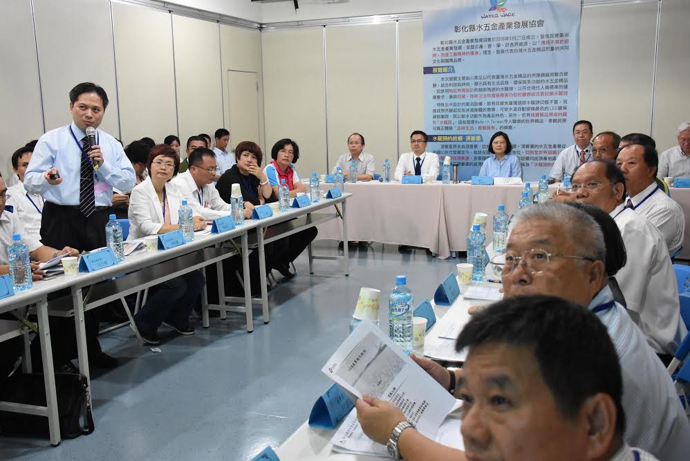 總統蔡英文8日帶領中央相關部會首長訪視水五金精品館。圖／彰化縣政府