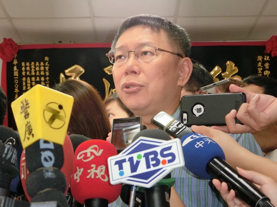 台北農產運銷公司人事紛爭未完，柯文哲被問到是否被張榮味騙了，表示這不是誰騙誰的問題，趕快把事情解決。圖／李書璇