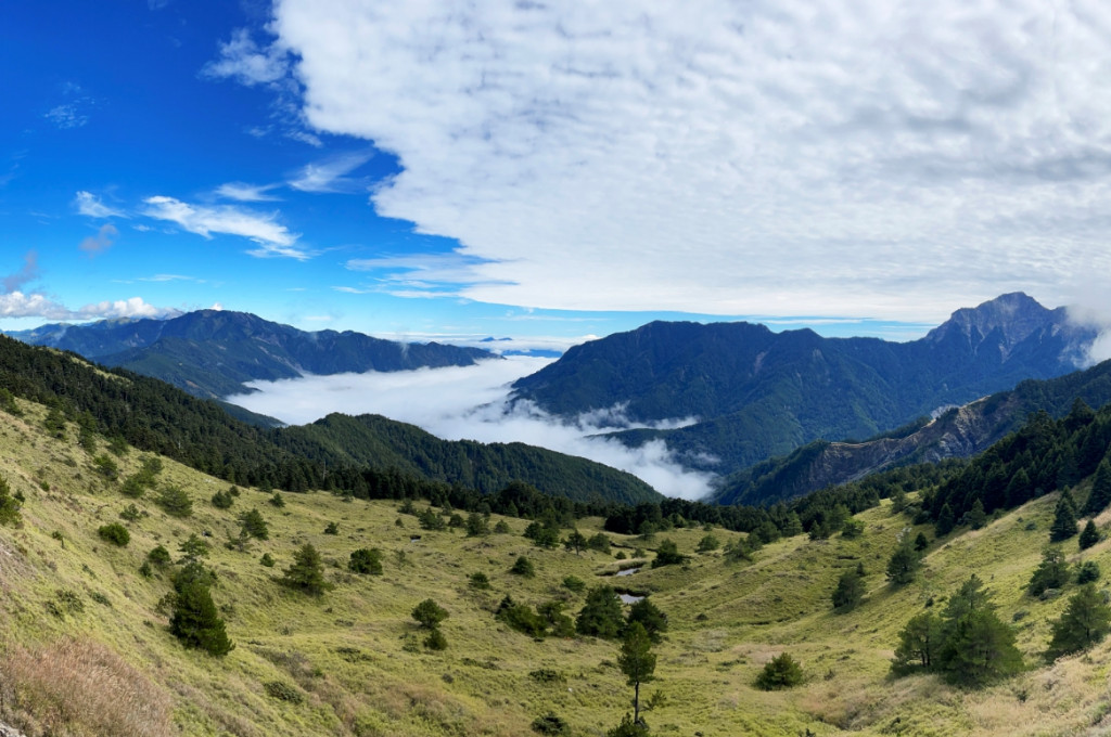 看著清境的藍天、青山、白雲讓被疫情所綑綁的心靈得到舒暢。圖／林崑峯