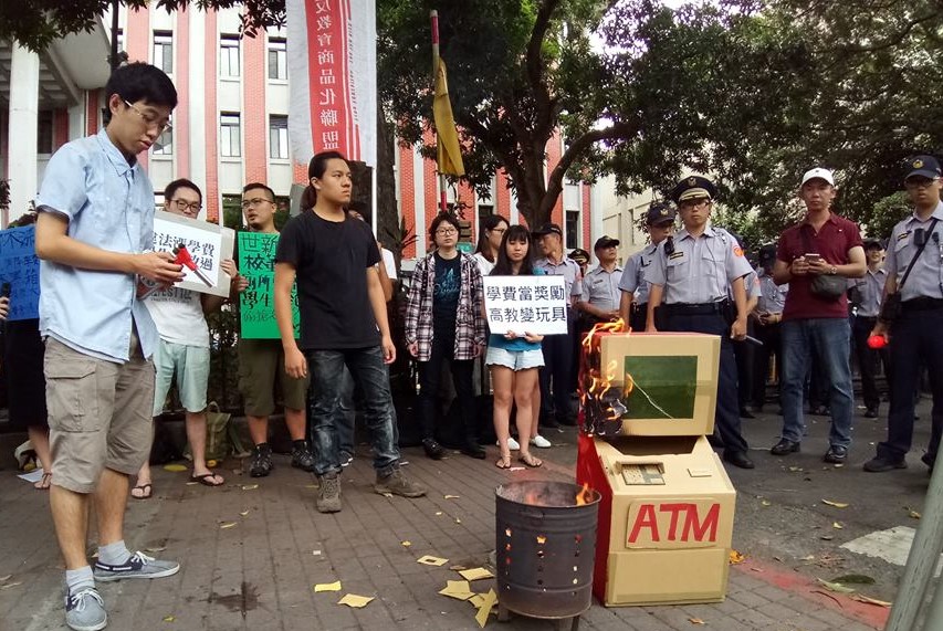 學生團體「反教育商品化聯盟」等十多名學生赴教育部前抗議，焚燒冥紙並演出行動劇，諷刺教育部把學生當成「ATM」在領錢。圖／抗議學生提供