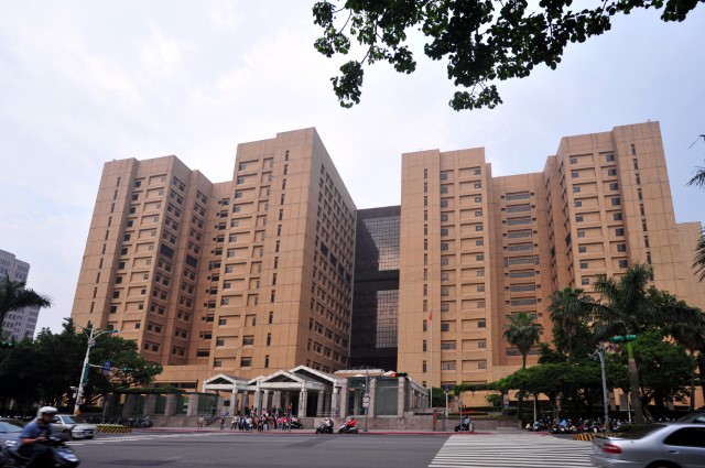 健保署今天公布2015年各大醫院財報，這次最賺錢的醫院換人當，台大醫院終於擠下長庚醫院，首度獲利超越長庚。（圖片來源：台大醫院網站）