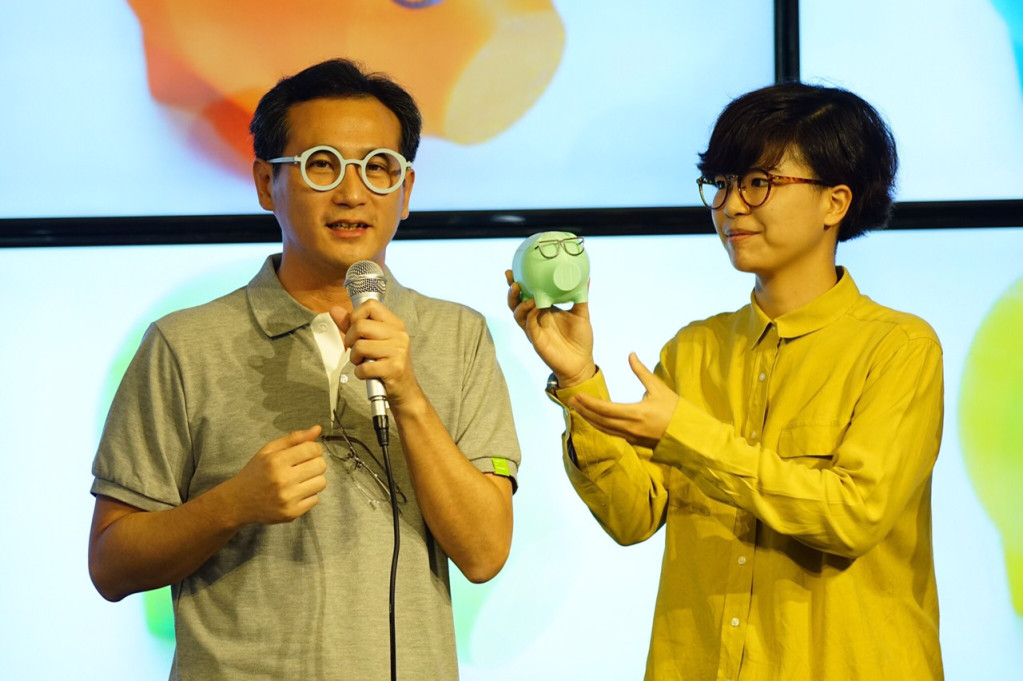 民進黨今日宣布「小豬胖卡六都巡迴」起跑，為年底小豬回娘家暖身，同時這次也特地開放3D 列印，讓民眾可以製作自己喜歡的小豬。（民進黨提供）