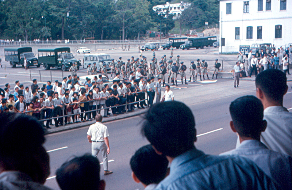 香港警察與左派人士對峙街頭。圖／Roger Wollstadt, via Wikimedia Commons (CC BY-SA 2.0)