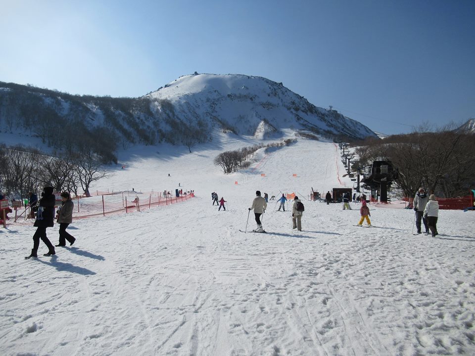 日本栃木縣那須溫泉滑雪場， 27日上午發生雪崩，造成48人受傷，其中8人無呼吸心跳，2人重傷。圖／取自那須温泉ファミリースキー場臉書