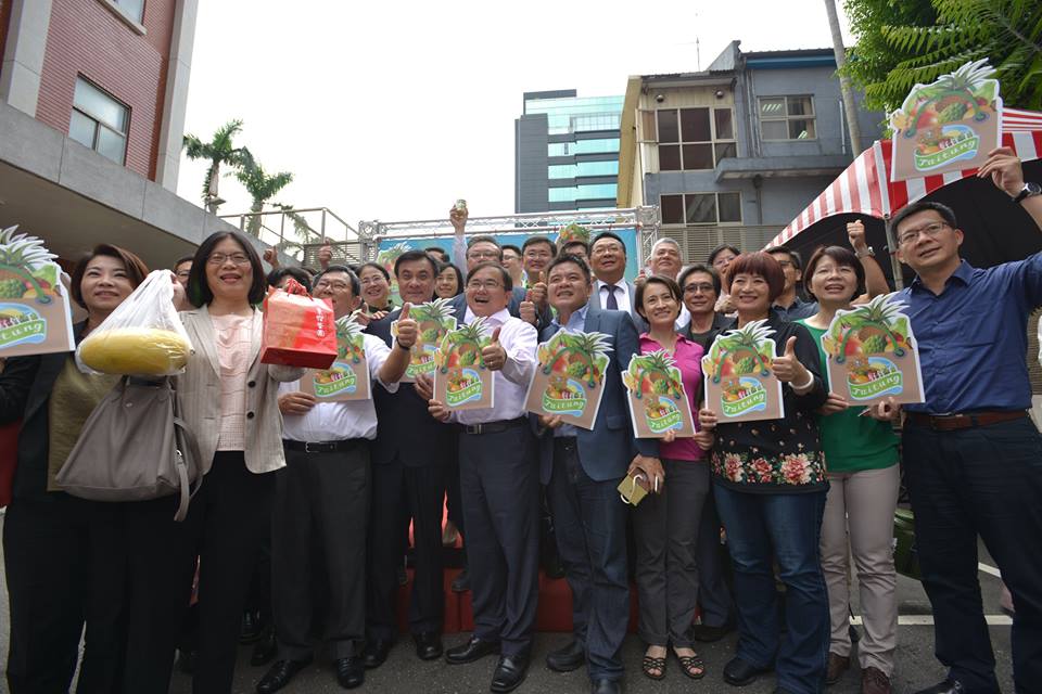 民進黨立委劉櫂豪22日舉辦「台東小農好伴手日」，邀請台東農友在立院廣場擺攤，民進黨立委到場支持，黨團率先認購十萬元。圖／郭文宏