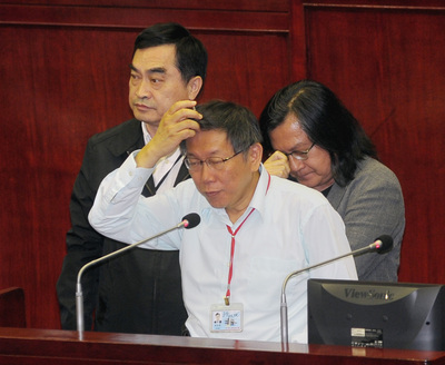 北市都發局府會聯絡員程鵬中風，躺在醫院一個多月，目前仍在加護病房，中國國民黨市議員陳義洲今天痛批柯市府壓榨部屬，不把人命當命，還爆粗口，罵聲連連，台北市長柯文哲表示會盡全力撫卹。(中央社20151102)