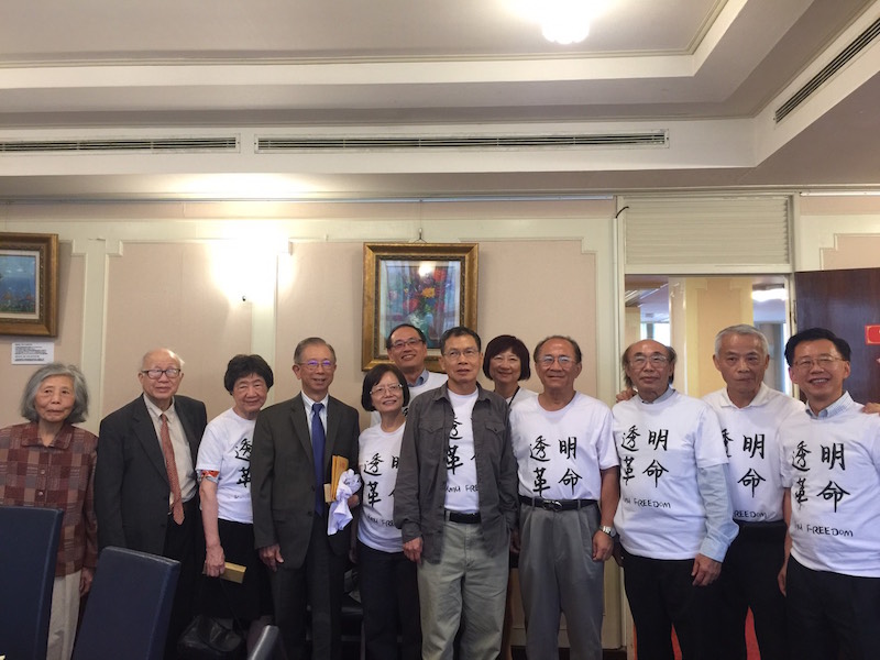 要求落實高醫轉型正義的高醫美國校友會20餘人返台討公道。圖／朱蒲青攝