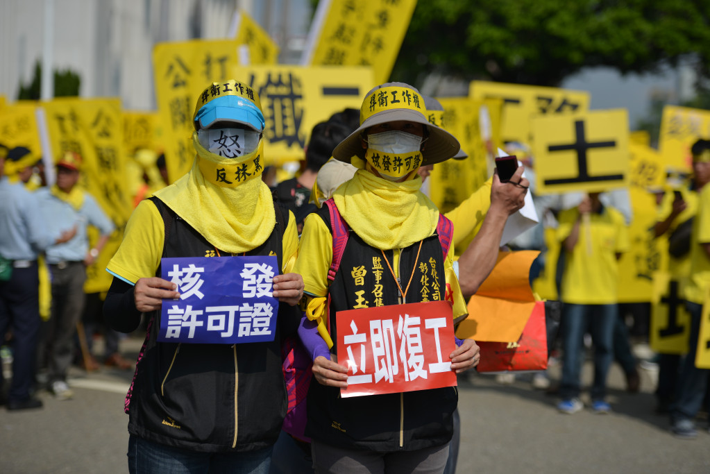 台化員工經過刻意動員，如影隨形嗆彰化縣長魏明谷。圖／郭文宏