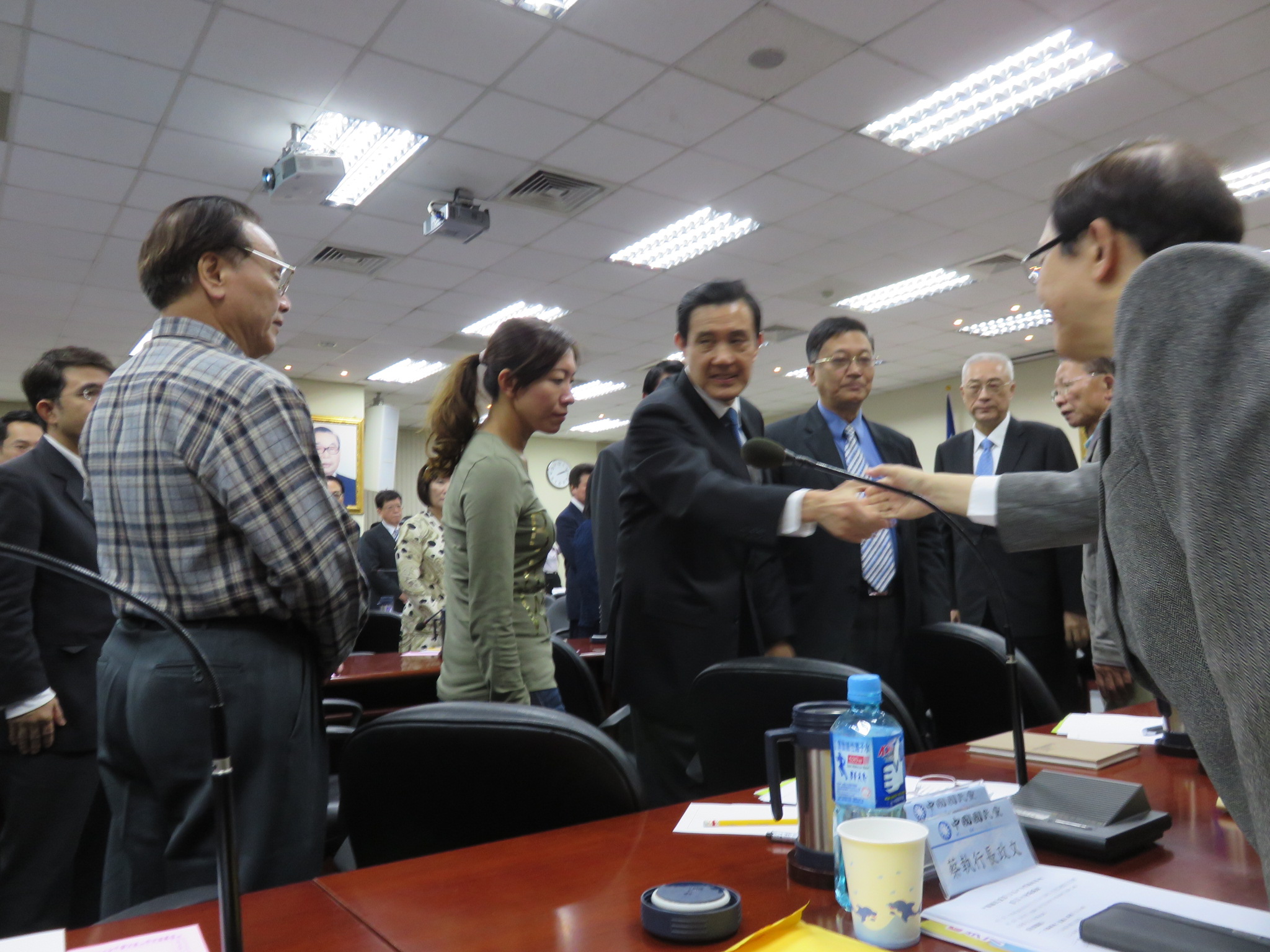 馬英九今天「下台鞠躬」辭黨主席，並與中常委及黨務主管一一握手致意。會後國民黨中常委邱復生建議，應還給馬公道，請馬擔任榮譽主席。(記者唐詩攝影)