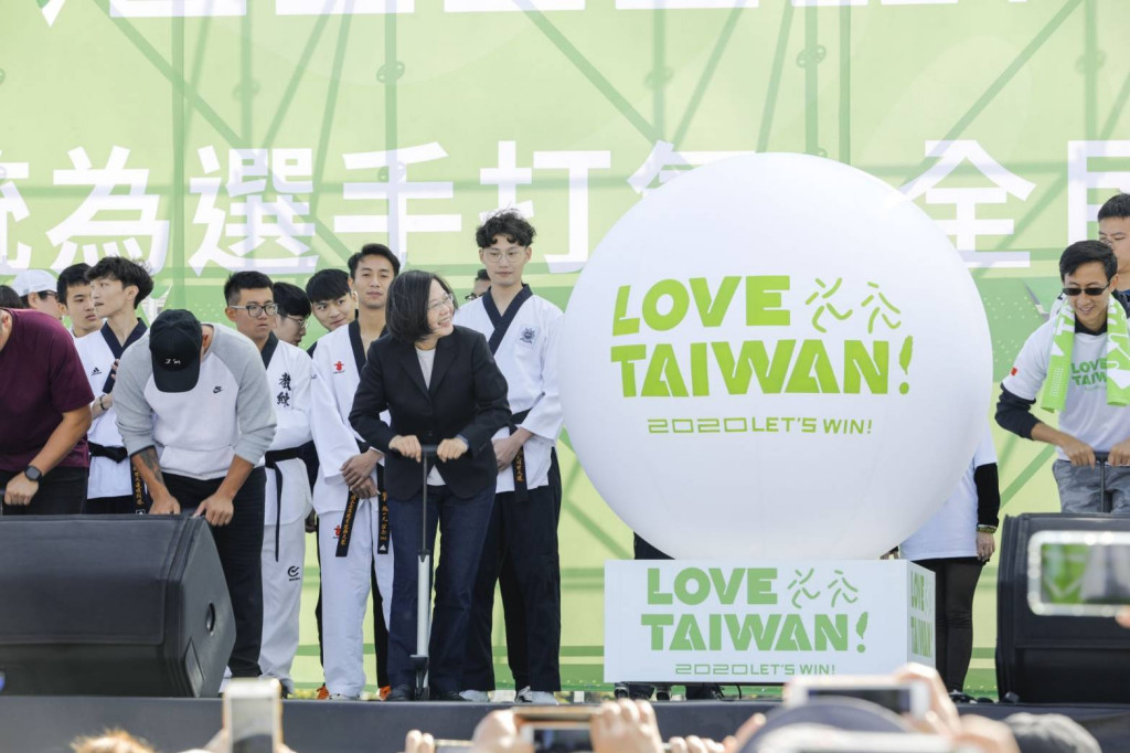 民進黨總統候選人蔡英文今(14)日上午赴桃園出席「LOVE TAIWAN！總統為選手打氣、全民為台灣加油」健走活動。圖／蔡英文總統連任辦公室提供