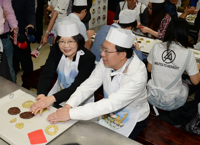 明天是母親節，民進黨今天公佈民調，媽媽們最不滿也最擔心的就是食安問題。圖為民進黨主席蔡英文與桃園市長鄭文燦參訪義美南崁廠，就食安問題向義美請益。（中央社資料照片）20150509