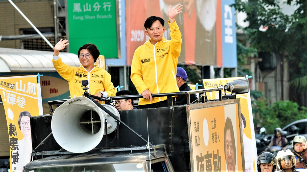 黃國昌今陪同高雄鳳山立委候選人陳惠敏車掃街拜票。對陳惠敏與黃國昌以及曾經參與過島國前進、時代力量的每一個人而言，這台特製的戰車有很特殊的意義。是一路拼鬥到現在的夥伴」！