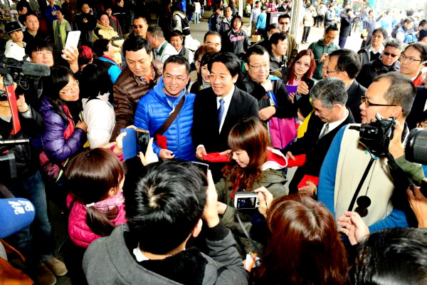 賴清德將紅包發給民眾，紅包上印製象徵猴年的「齊天獻瑞」的祝賀詞，並向每位民眾祝福新年快樂。(照片/南市府提供)