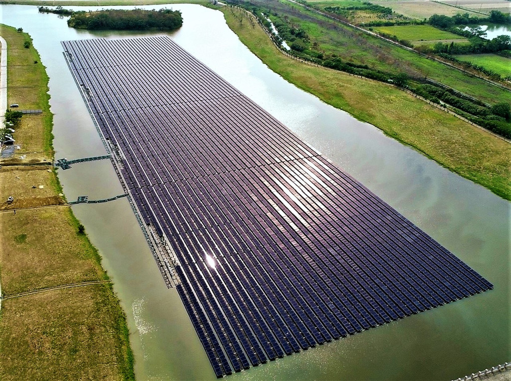 台南太陽能投資標的非常多元，經市民及企業的積極響應目前計有5,484件同意備案，累計762百萬瓦設置量，年發電量相當於3.5座曾文水力發電廠年發電量。