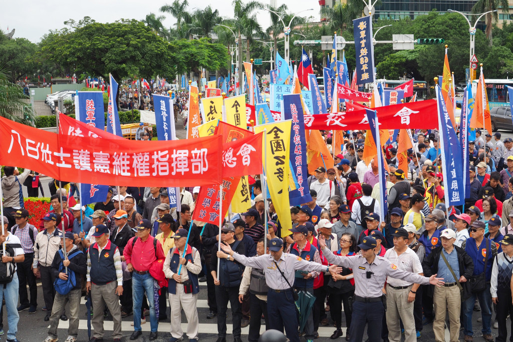 針對軍人年金改革問題，八百壯士昨（13）日上午至政院抗議政府軍人年金改革。圖／張家銘