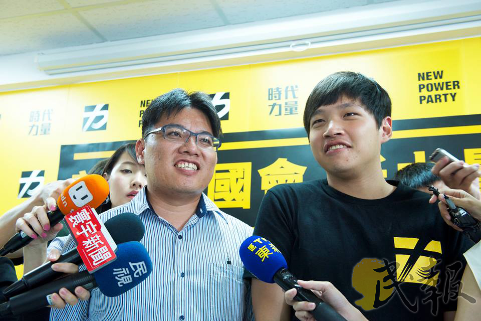 在這次立委選舉中力挺時代力量新竹市立委候選人邱顯智的太陽花學運領袖之一陳為廷(右),今日凌晨突然在臉書宣布準備退黨。(黃謙賢攝)20150917