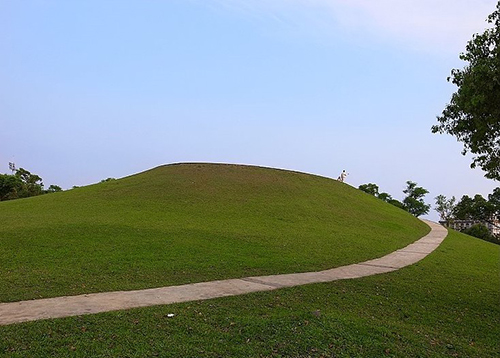 望天丘是公園的制高點，爬上來這裡，可以盡覽園區內的風光和龜山島。