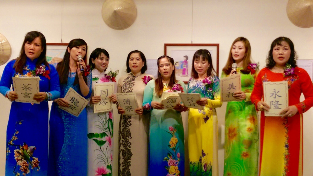 8位越南姊妹創作繪本，劃出自己故鄉的故事，希望他們的下一代能能更認識母親的故鄉。 （王志偉翻攝）