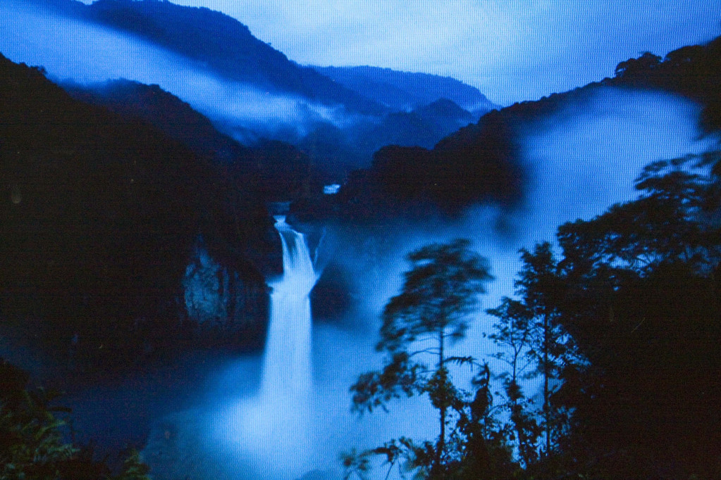 距離水力發電廠工地只有幾英哩遠的地方，科卡河（Coca River）形成一道約146米高的美麗瀑布。（圖片：翻攝自New York Times/ Ivan Kashinsky）