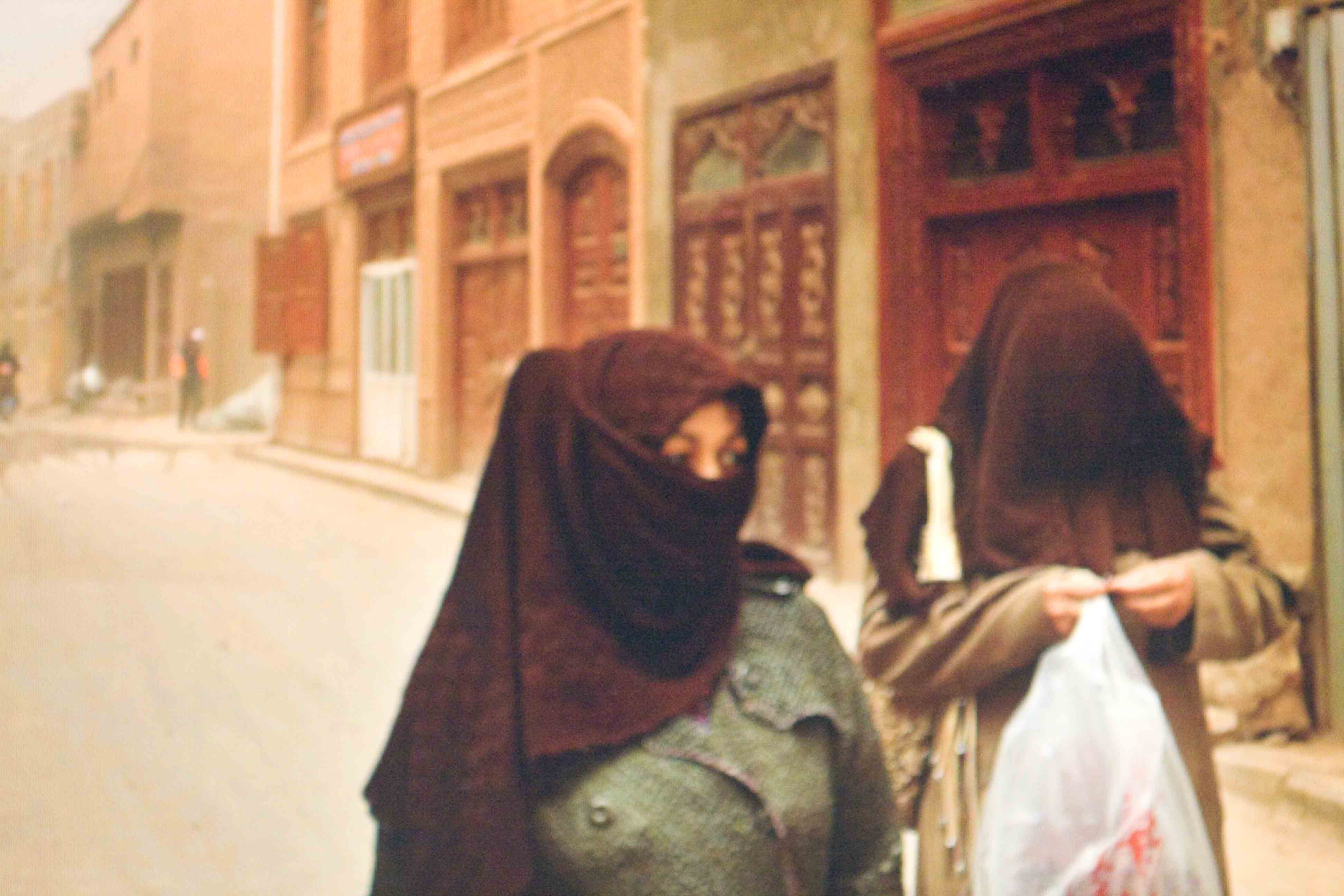 新疆地區戴頭巾、面紗的維族女性(網路圖片翻攝)